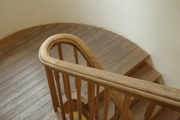 Another angle of the curved handrail